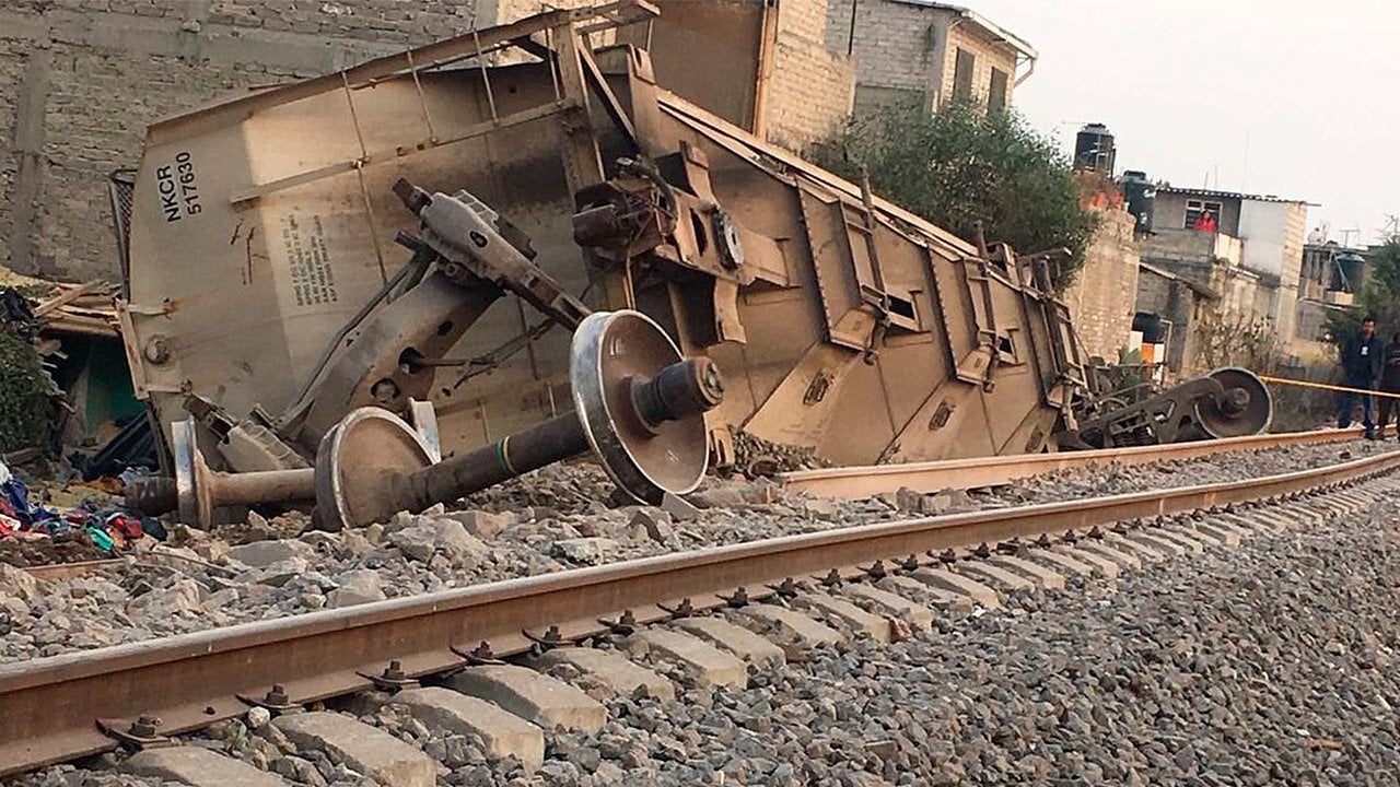 Tren se descarrila en Ecatepec y afecta vialidad
