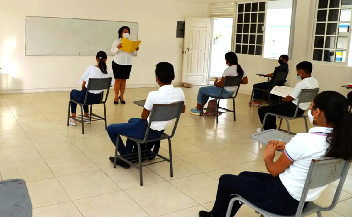 Piden uso de cubrebocas en escuelas hasta el fin del ciclo escolar