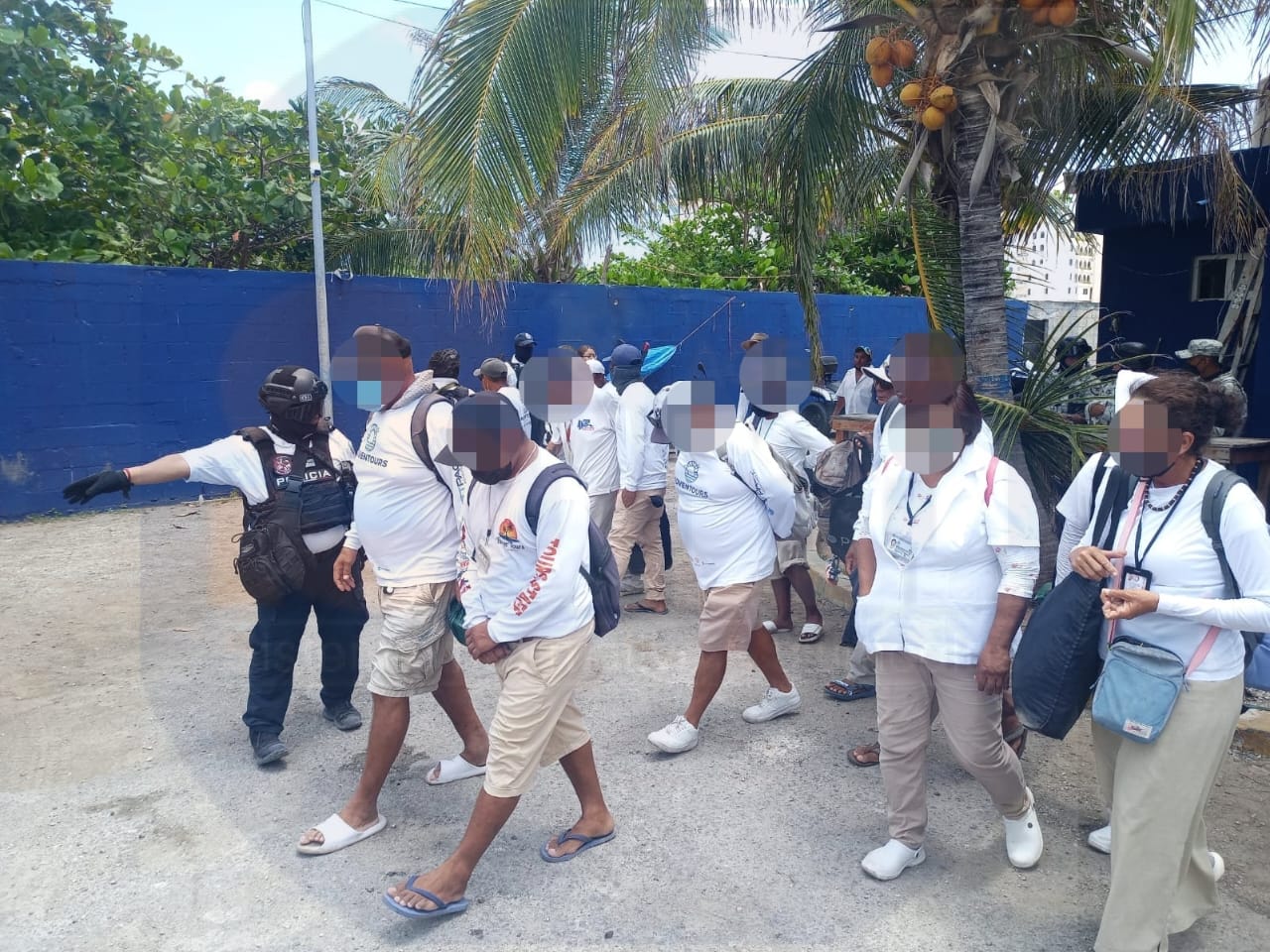 Detienen a 51 ambulantes en operativo en Cancún