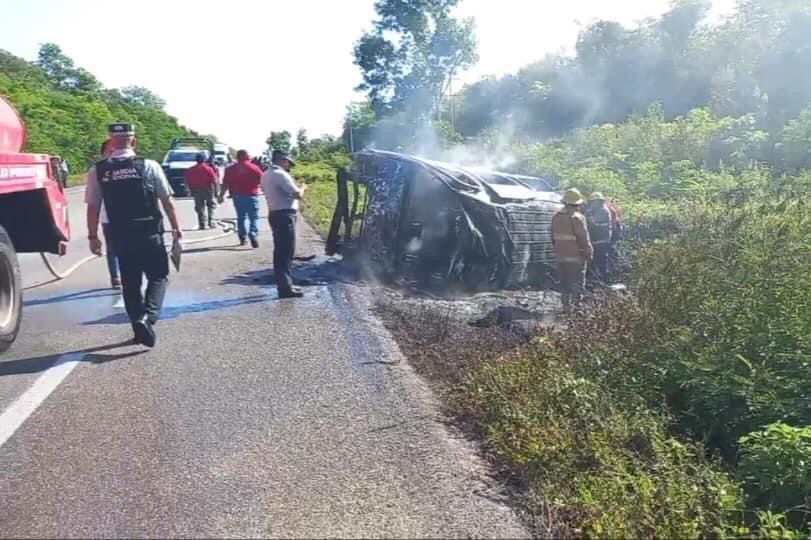 Un muerto y 7 heridos: Incendio en carretera a Bacalar