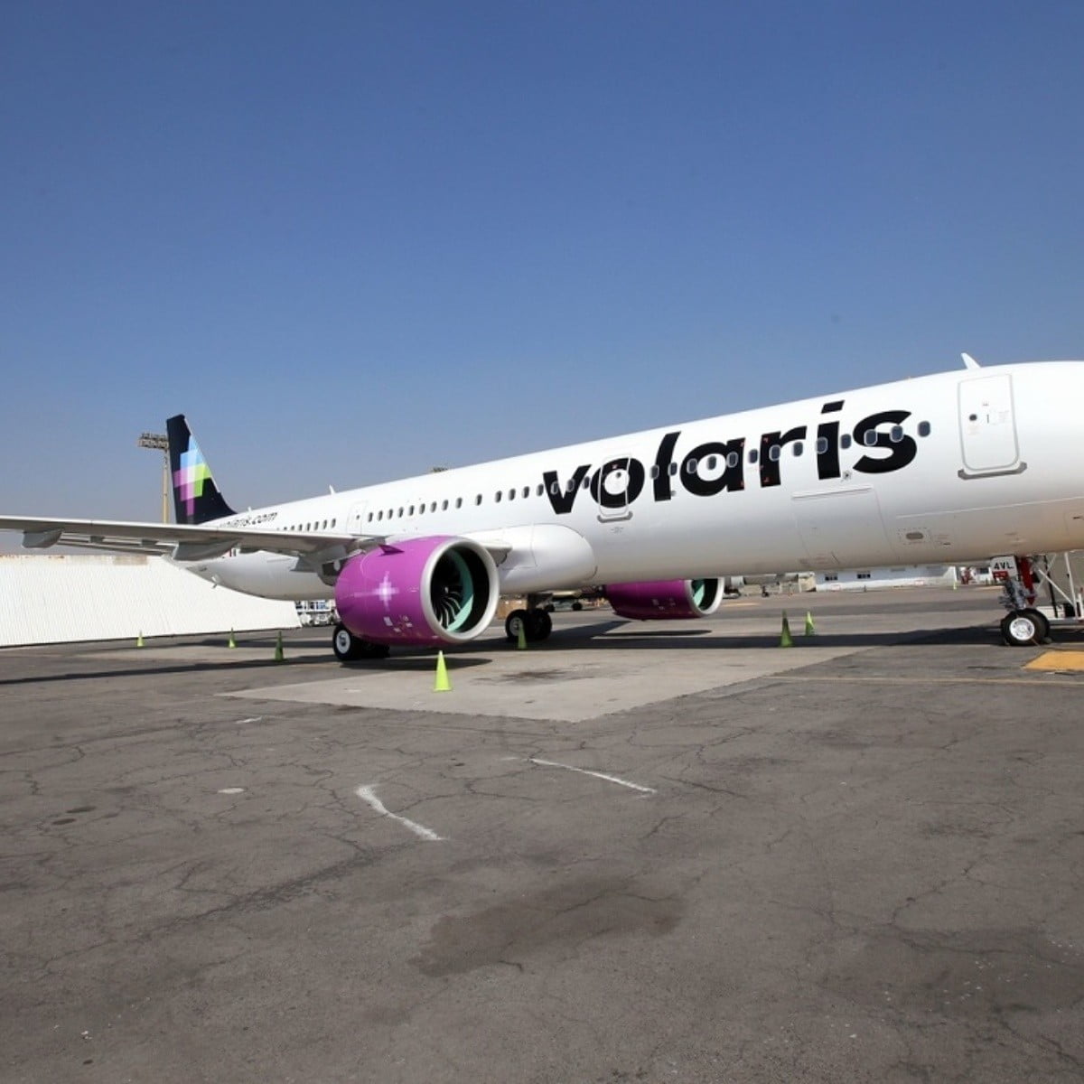 Renuncia controlador aéreo tras incidente entre aviones Volaris