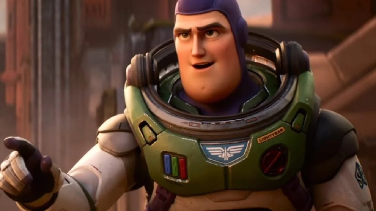 Lightyear es prohibido por mostrar beso entre mujeres