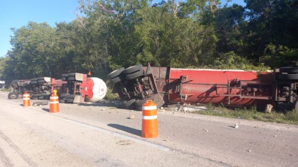 Pipa de Gas LP se vuelca en autopista Merida-Cancún