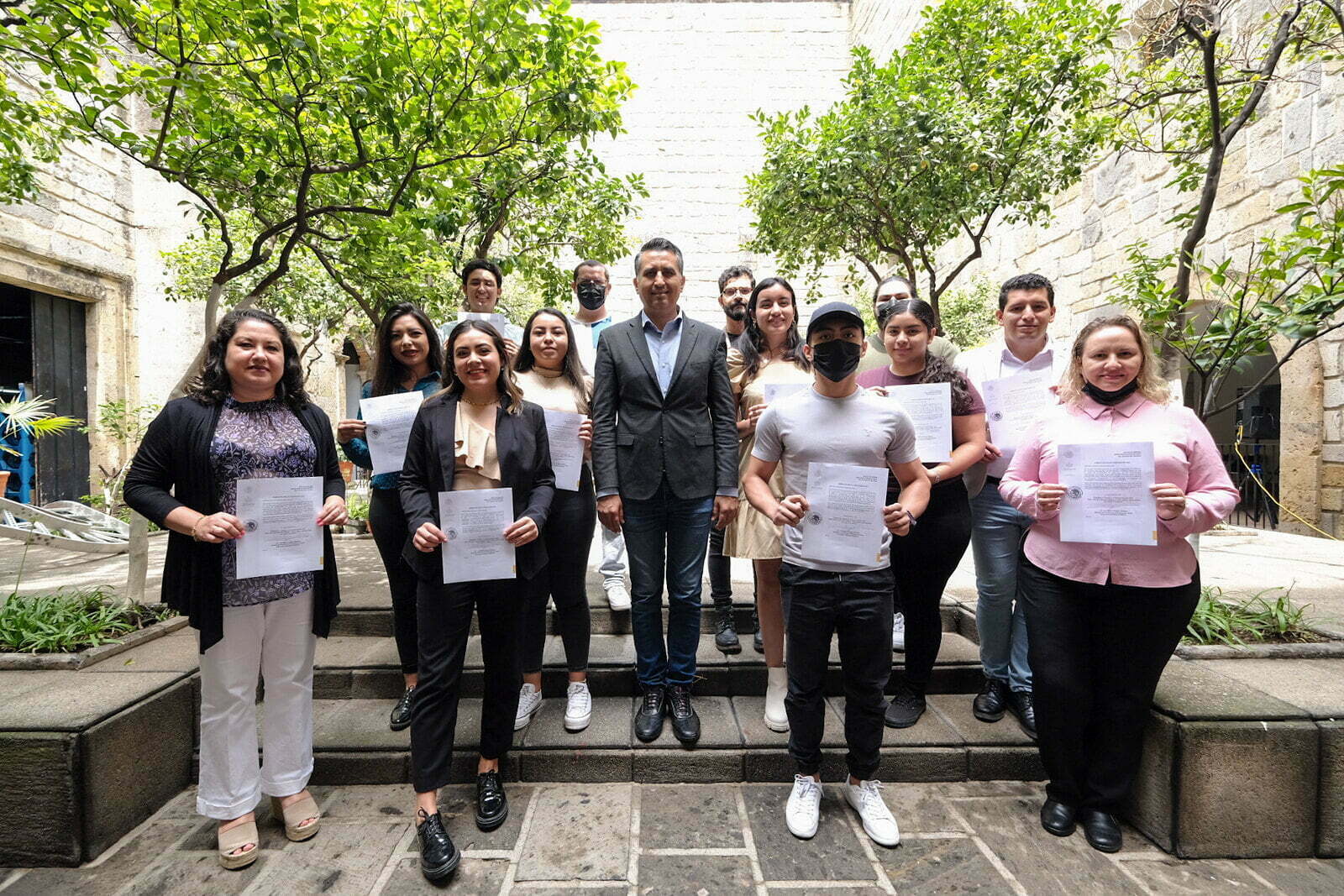 Entregan becas universitarias a los ganadores de convocatoria