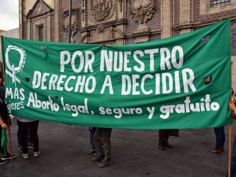 Condenan a 50 años de cárcel a mujer que abortó en emergencia