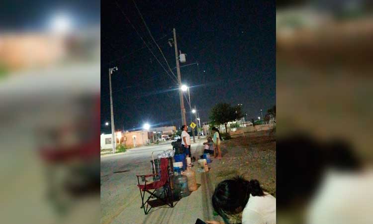Grandes filas para recibir agua de pipas en Nuevo León