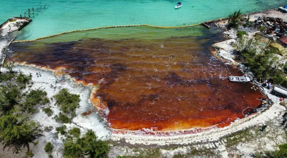 Derrame de gasolina en Bahamas torna café su bahía