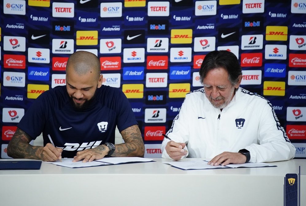 Dani Alves firma oficialmente con Pumas: Viene a pasarla bien