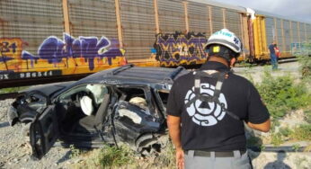 Mujer intenta rebasar al tren; fallecen 2 de sus hijos