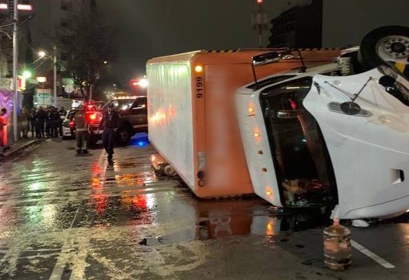 Restablecen servicio del metro tras volcadura de camión
