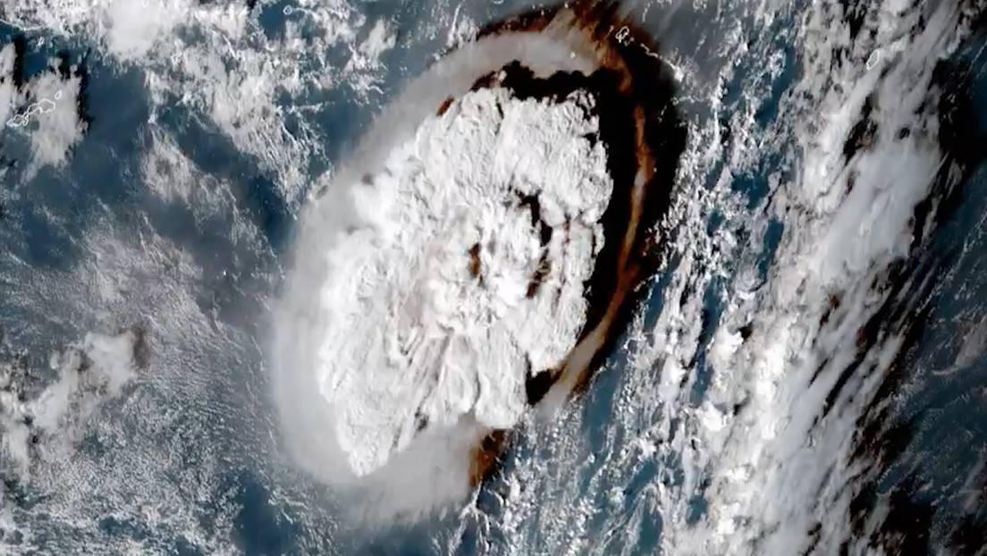 Erupción del volcán submarino equivale a 100 bombas atómicas