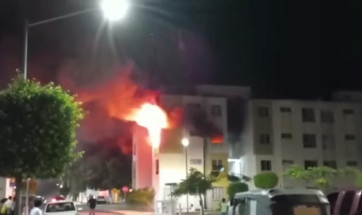 Incendio consume dos departamentos en Residencial Turquesa de Cancún