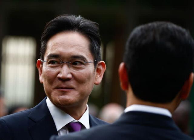 Jefe de Samsung indultado de corrupción; Corea lo necesita libre