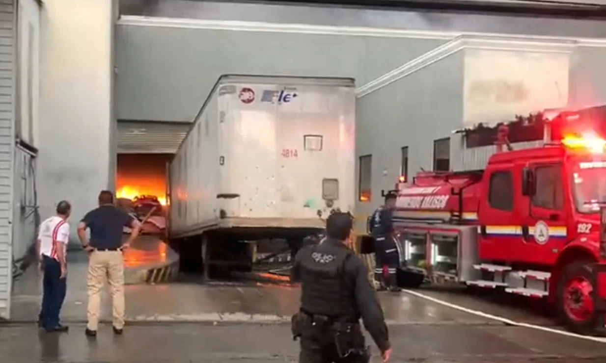 Incendio consume fábrica de sandalias de Tlaquepaque, Jalisco