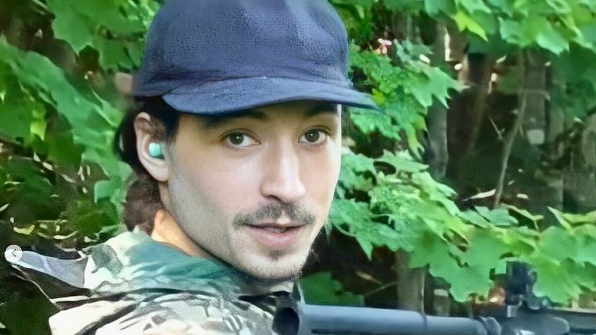 Ezra Miller es captado deambulando con armas
