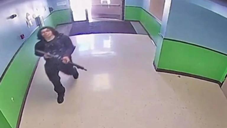 Escuelas de EU tendrán arsenal de armas para evitar tiroteos
