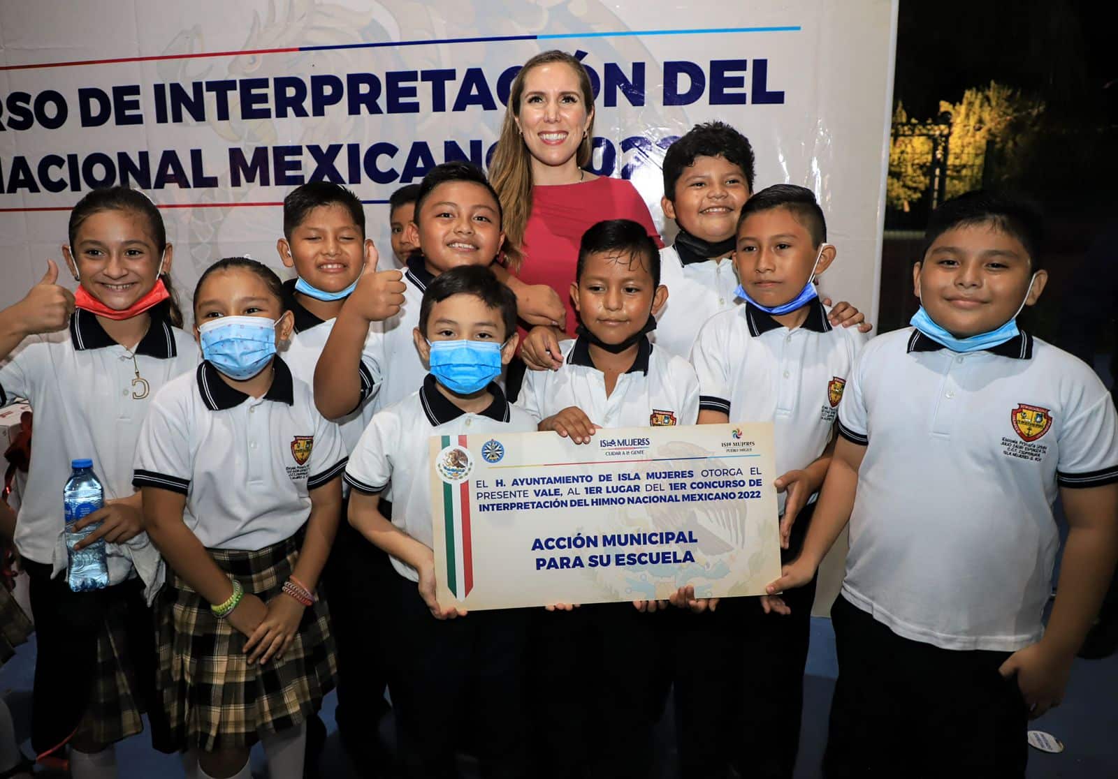 Atenea Gómez fomenta valores cívicos entre las nñas y niños isleños a través del primer concurso municipal de interpretación del Himno Nacional