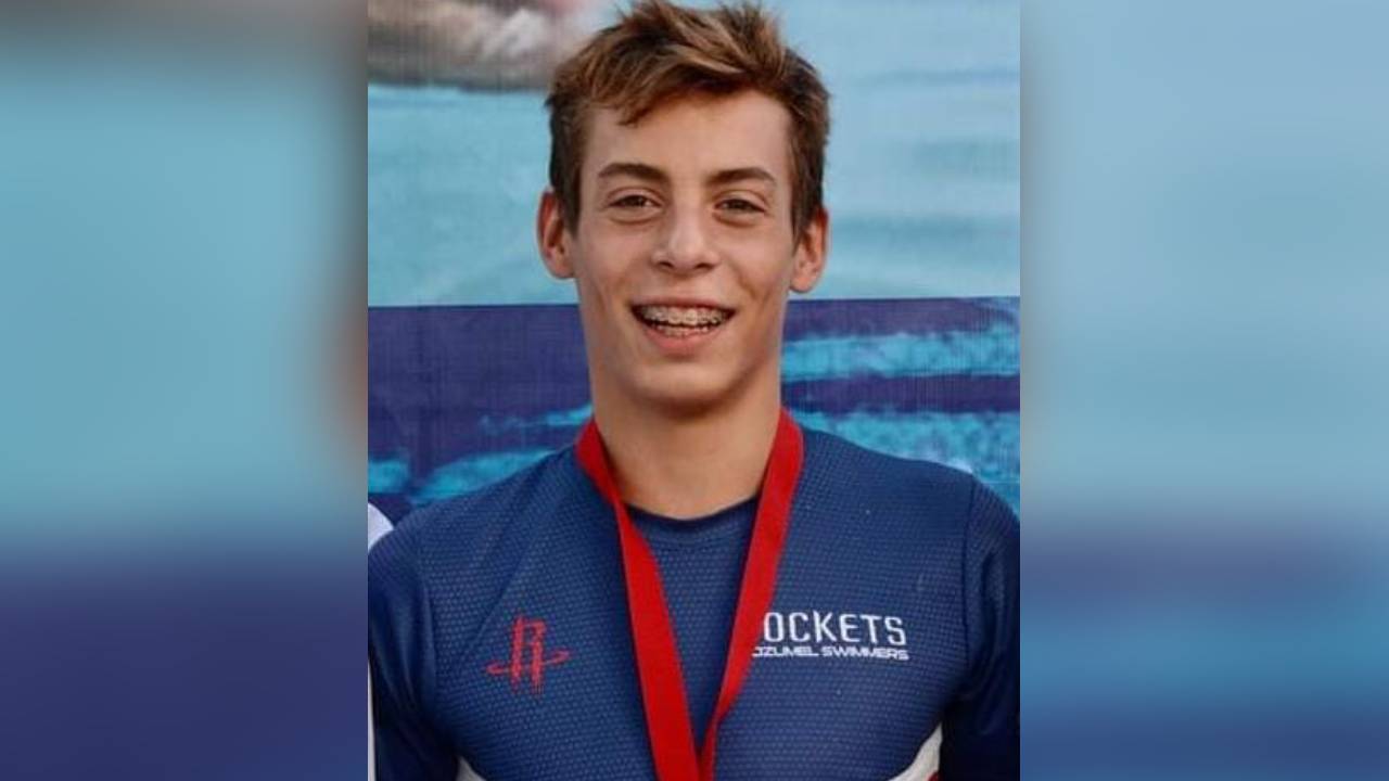 Distinguen a nadador cozumeleño con premio al Mérito del Deporte 2022
