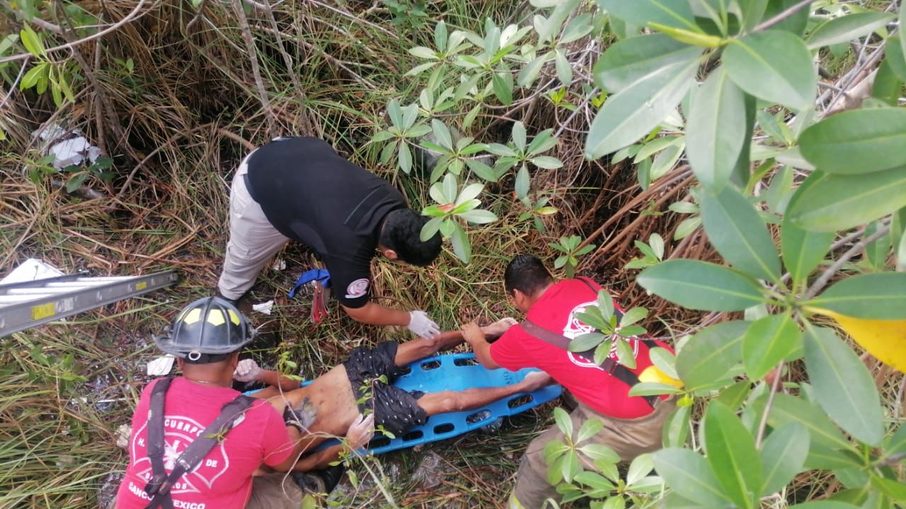 Rescatan a hombre que llevaba días atrapado en una zanja de Malecón Tajamar