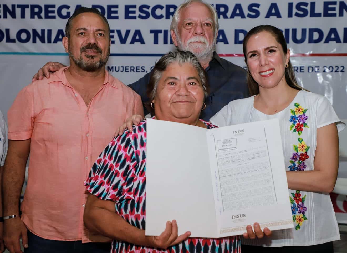 Entrega Atenea las primeras escrituras públicas a la asociación “Nueva Tierra”
