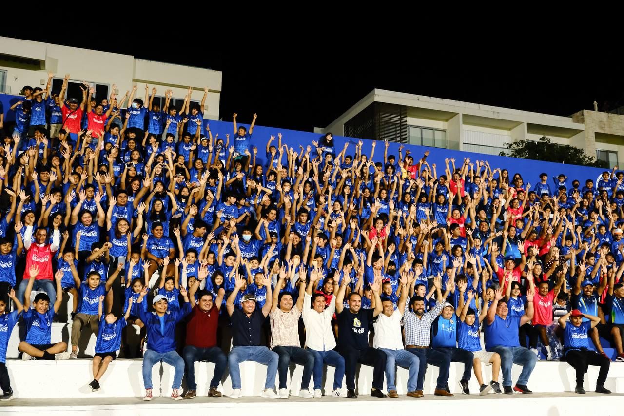 Reciben uniformes alumnos de las academias municipales de iniciación deportiva