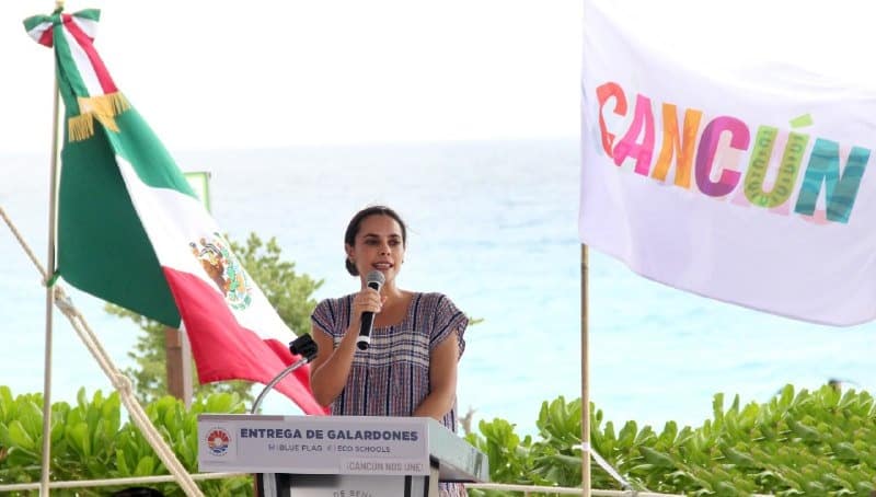 Entregan banderas Blue Flag a siete playas de Cancún