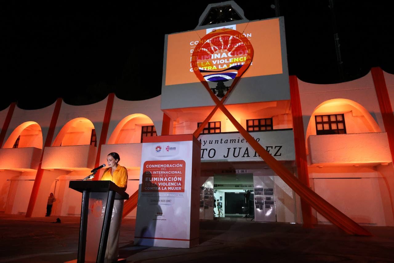 Encienden palacio municipal de naranja