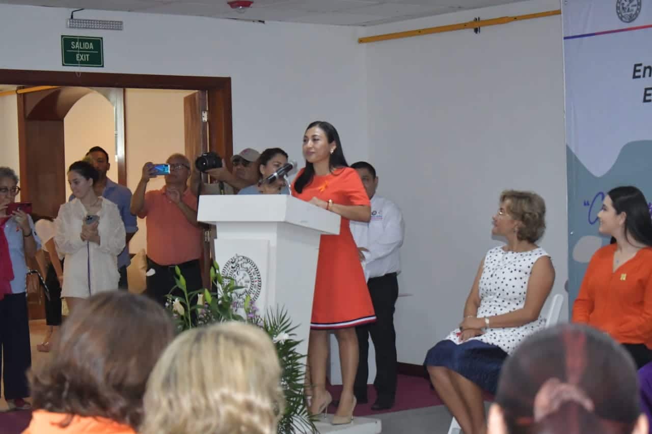 Lili Campos reconoce aportación de mujeres por la paz