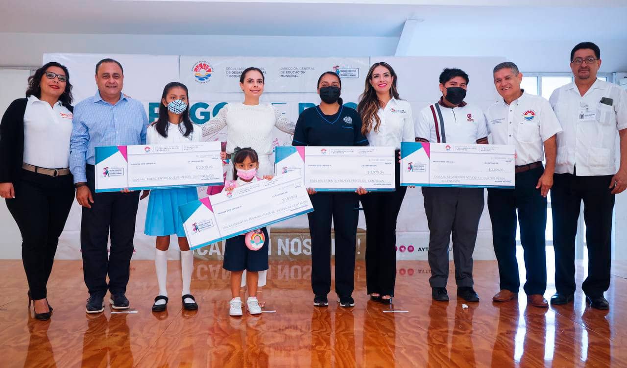 Entrega Ana Patricia Peralta primer pago de becas 2022-2023