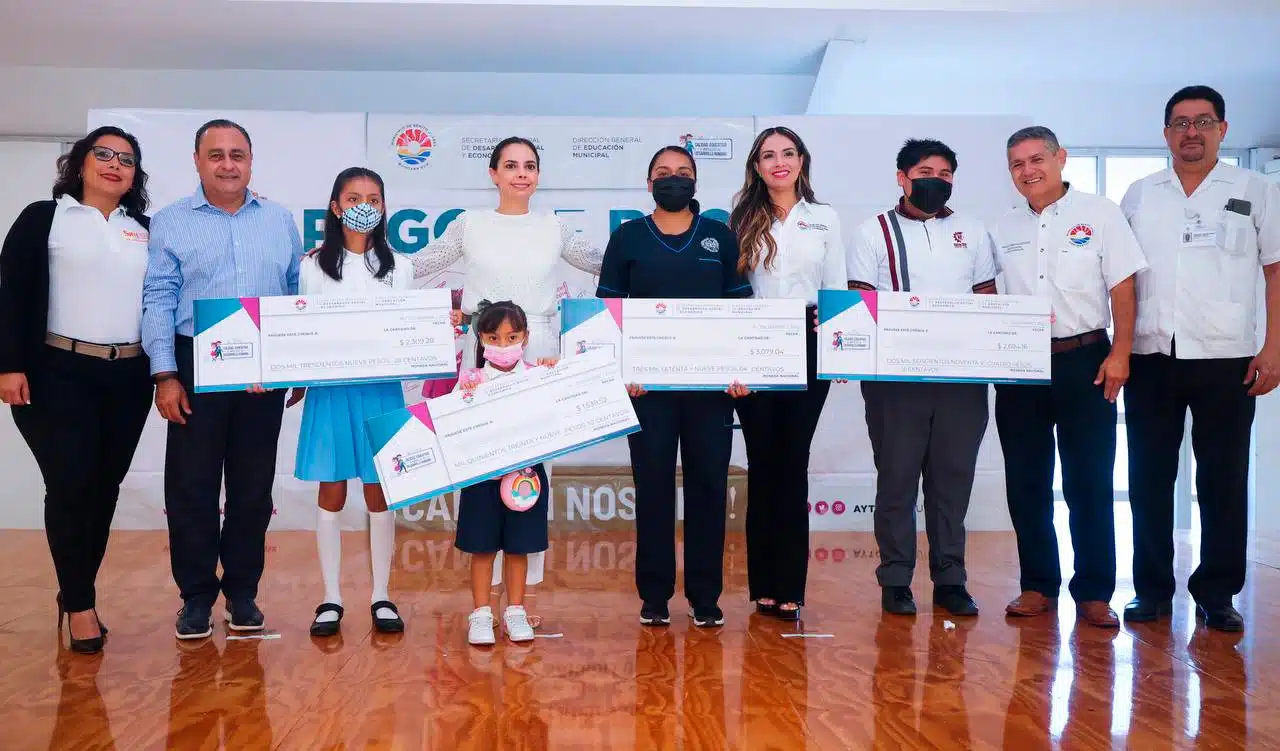 Entrega Ana Patricia Peralta primer pago de becas 2022-2023