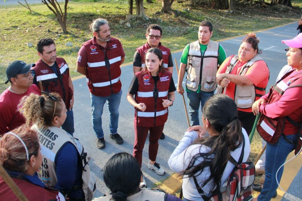 La aldesa Ana Patricia Peralta, habla con el equipo de Servicios Puúblicos del Ayuntamiento de Benito Juárez