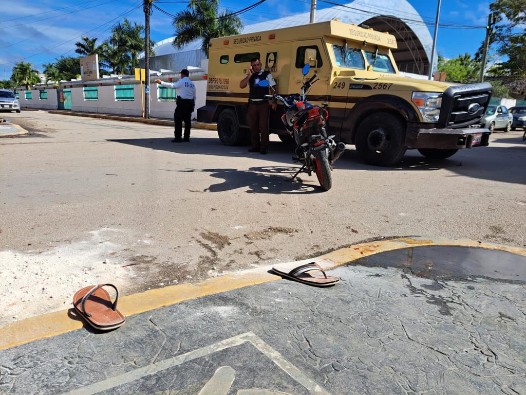 Camioneta de valores arrolla a pareja en motocicleta en FCP