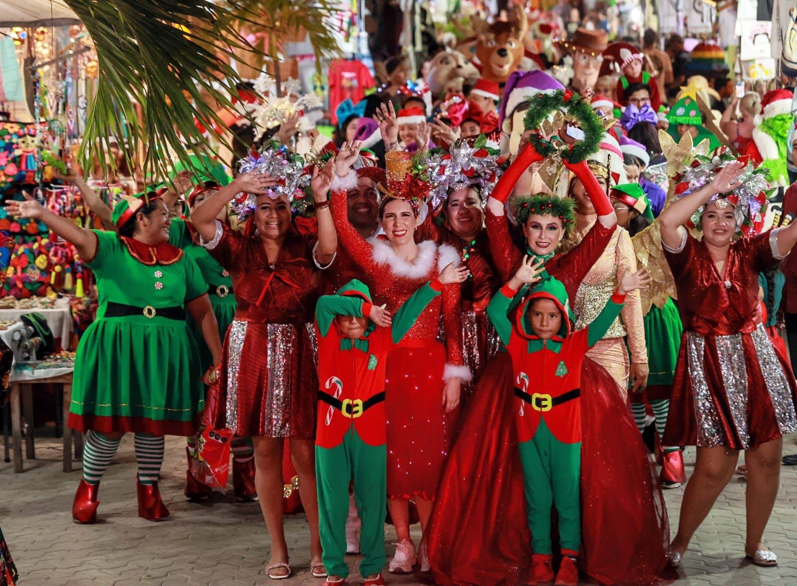 Lleva Atenea Gómez desfile navideño a familias isleñas