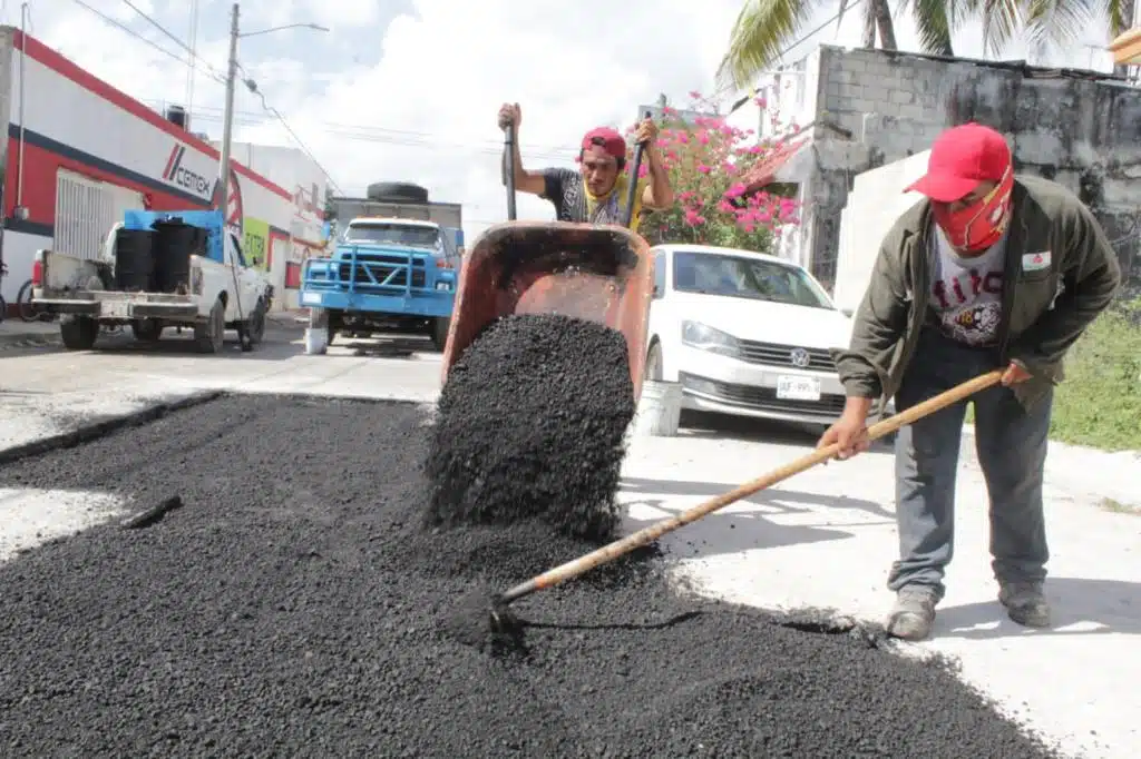 Avanzan obras de bacheo en ocho colonias de Chetumal
