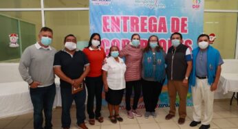 Atenea Gómez abriga corazones de abuelitos de Isla Mujeres