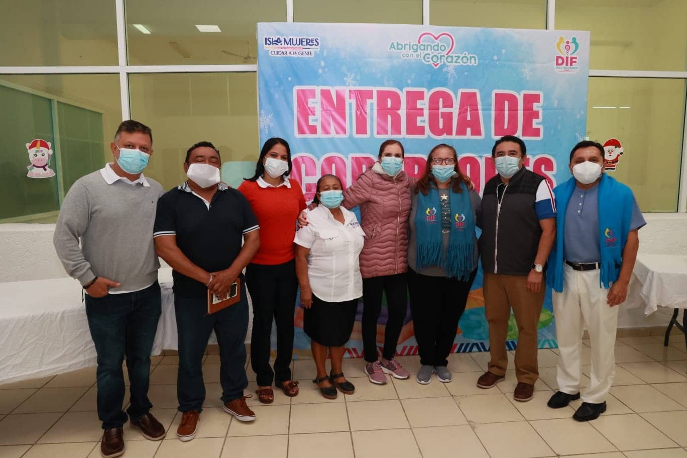 Atenea Gómez abriga corazones de abuelitos de Isla Mujeres