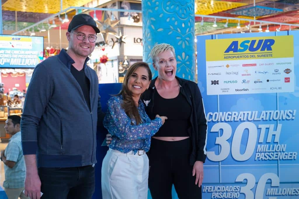 Recibe Mara Lezama al pasajero 30 millones en el Aeropuerto Internacional de Cancún