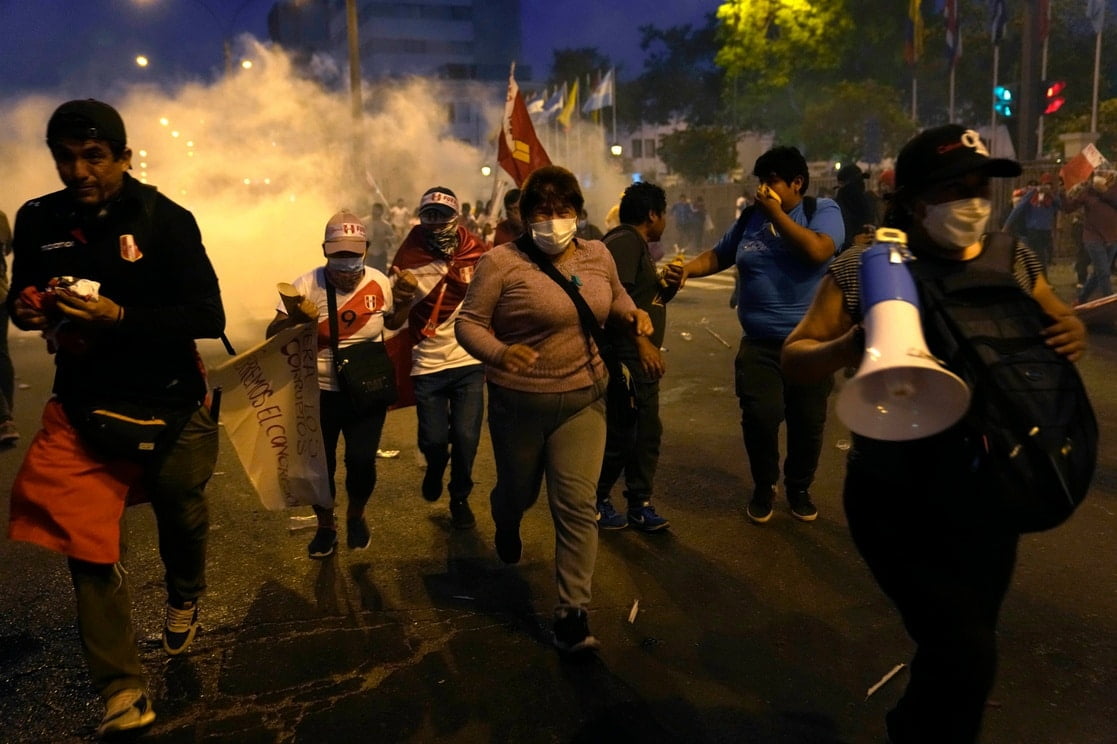 Crisis en Perú; matan a dos manifestantes