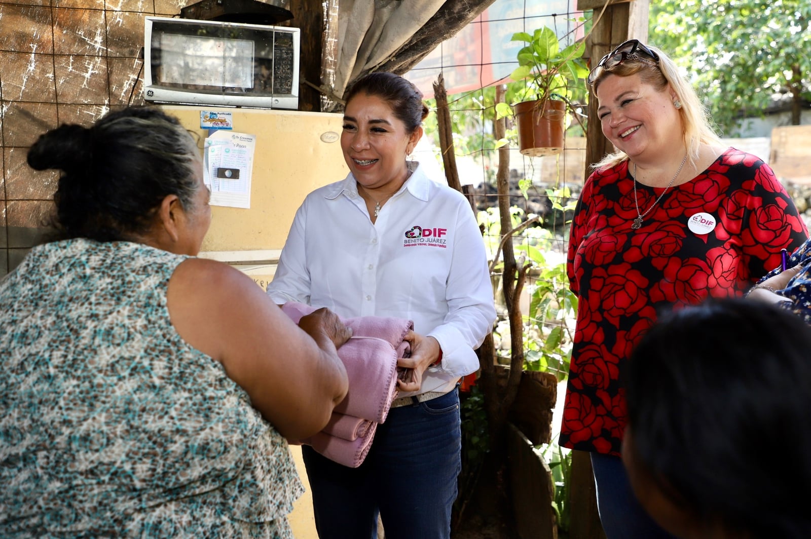 Reciben adultos mayores cobertores del DIF Benito Juárez