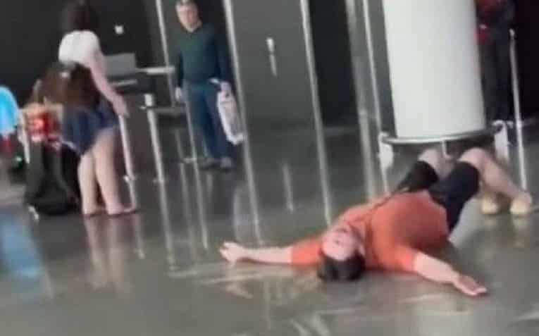 Hombre rompe en llanto al enterarse que la aerolinea perdió a sus 4 perros