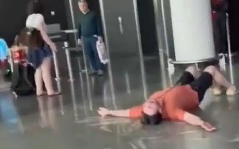 Hombre rompe en llanto al enterarse que la aerolinea perdió a sus 4 perros