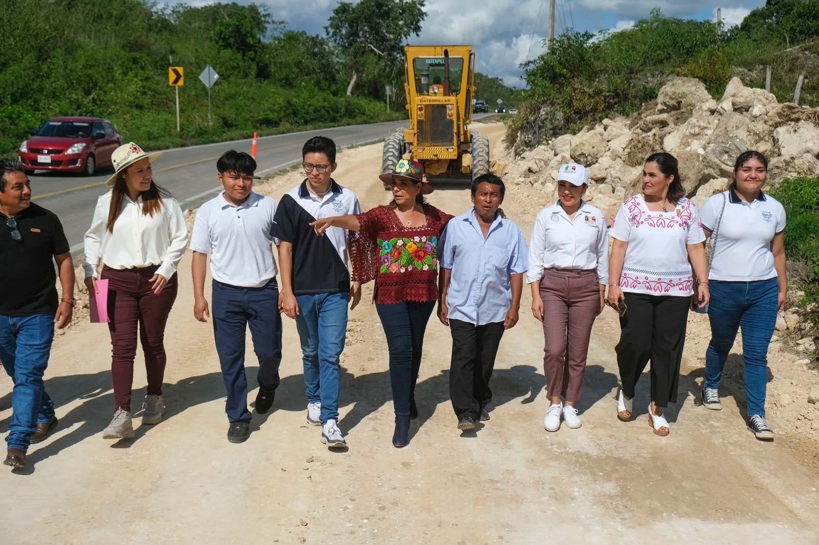 Mara Lezama supervisa construcción de ciclopista en Chunhuhub