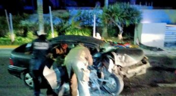 Rescatan a mujer que quedó prensada en su vehículo en la Zona Hotelera