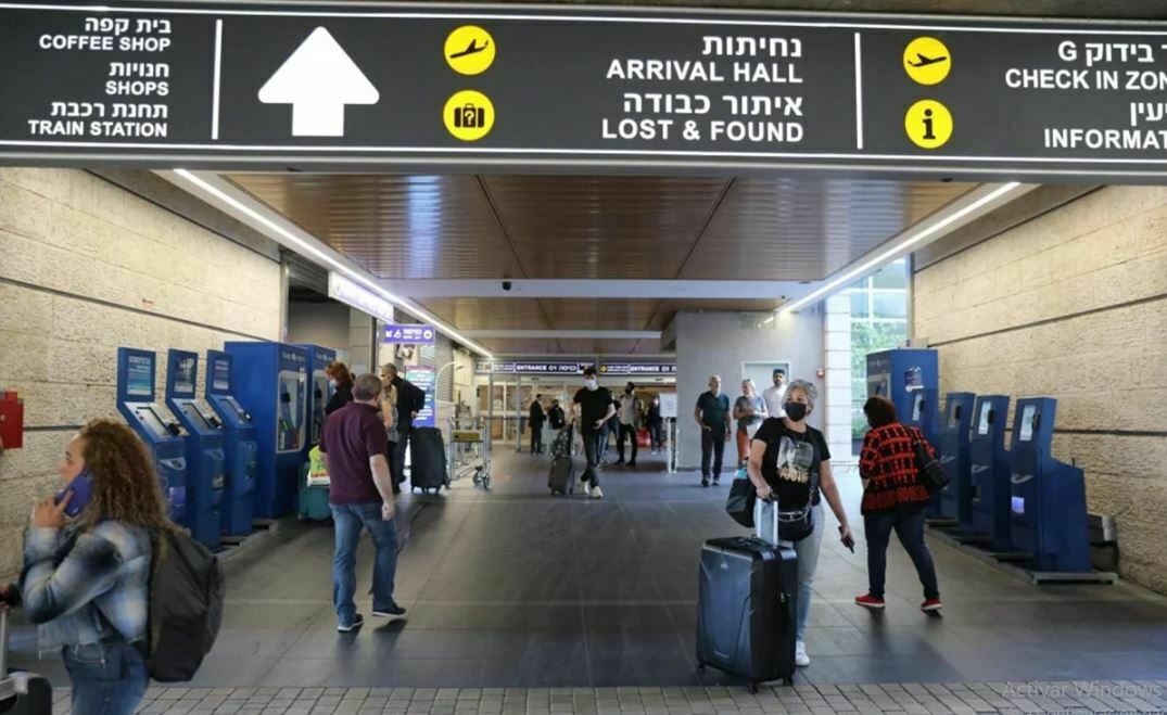 ¿Plan o accidente? pareja deja a bebé en mostrador de aeropuerto