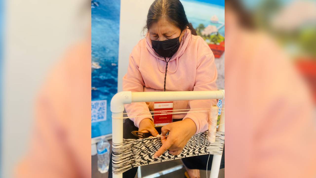 Destaca mujer artesana urdidora de hamacas en Punto México
