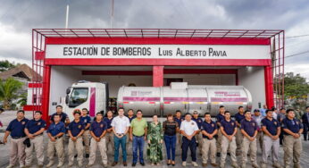Juanita Alonso entrega camión de pipa a Cuerpo de Bomberos