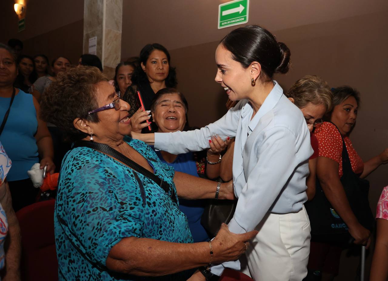 Da respaldo Ana Patricia Peralta a mujeres embajadoras de la Paz