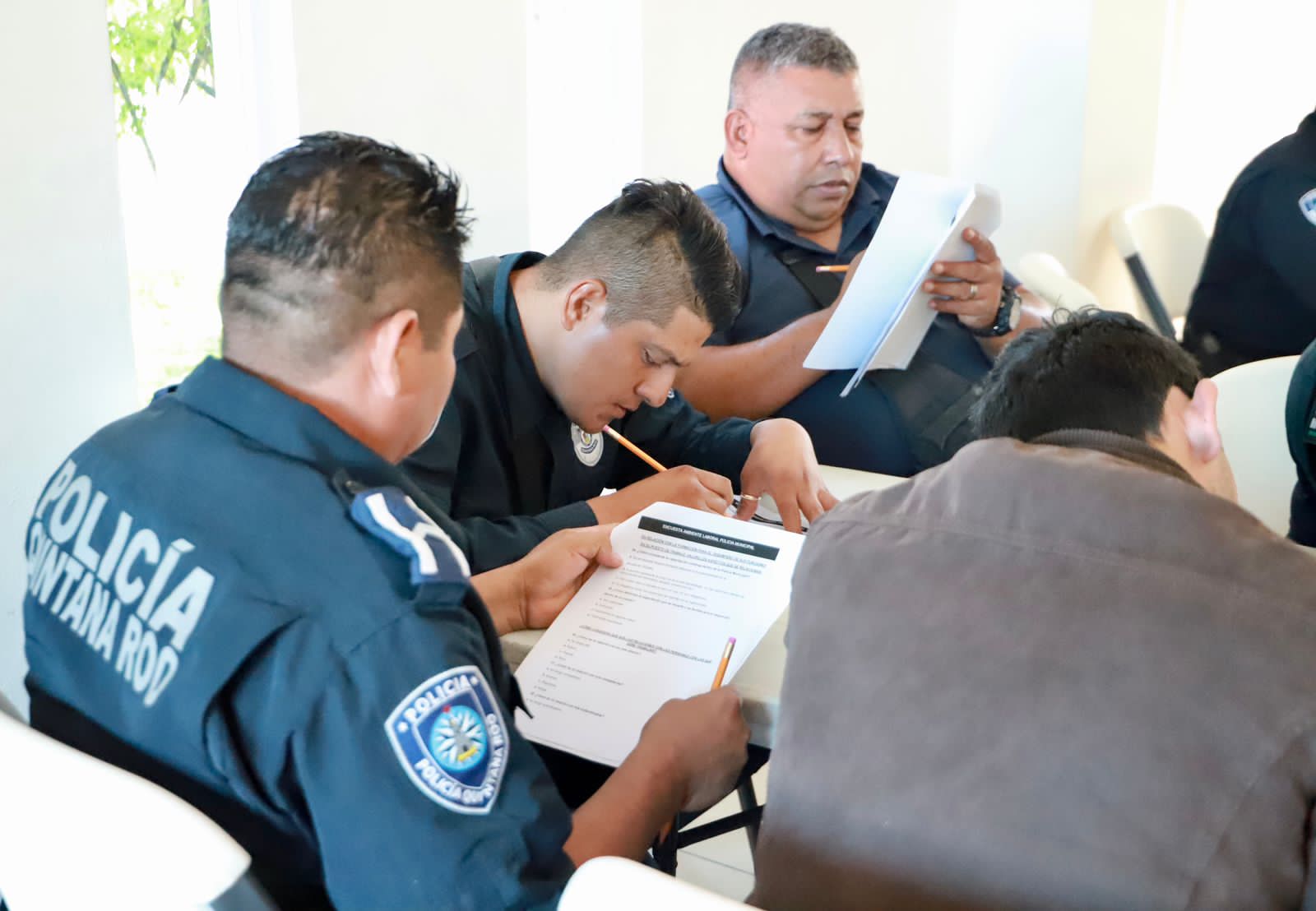 Para mejorar el ambiente laboral, aplican encuesta a policías