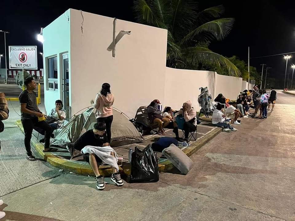 Acampan fanáticos de Wisin & Yandel en Cozumel