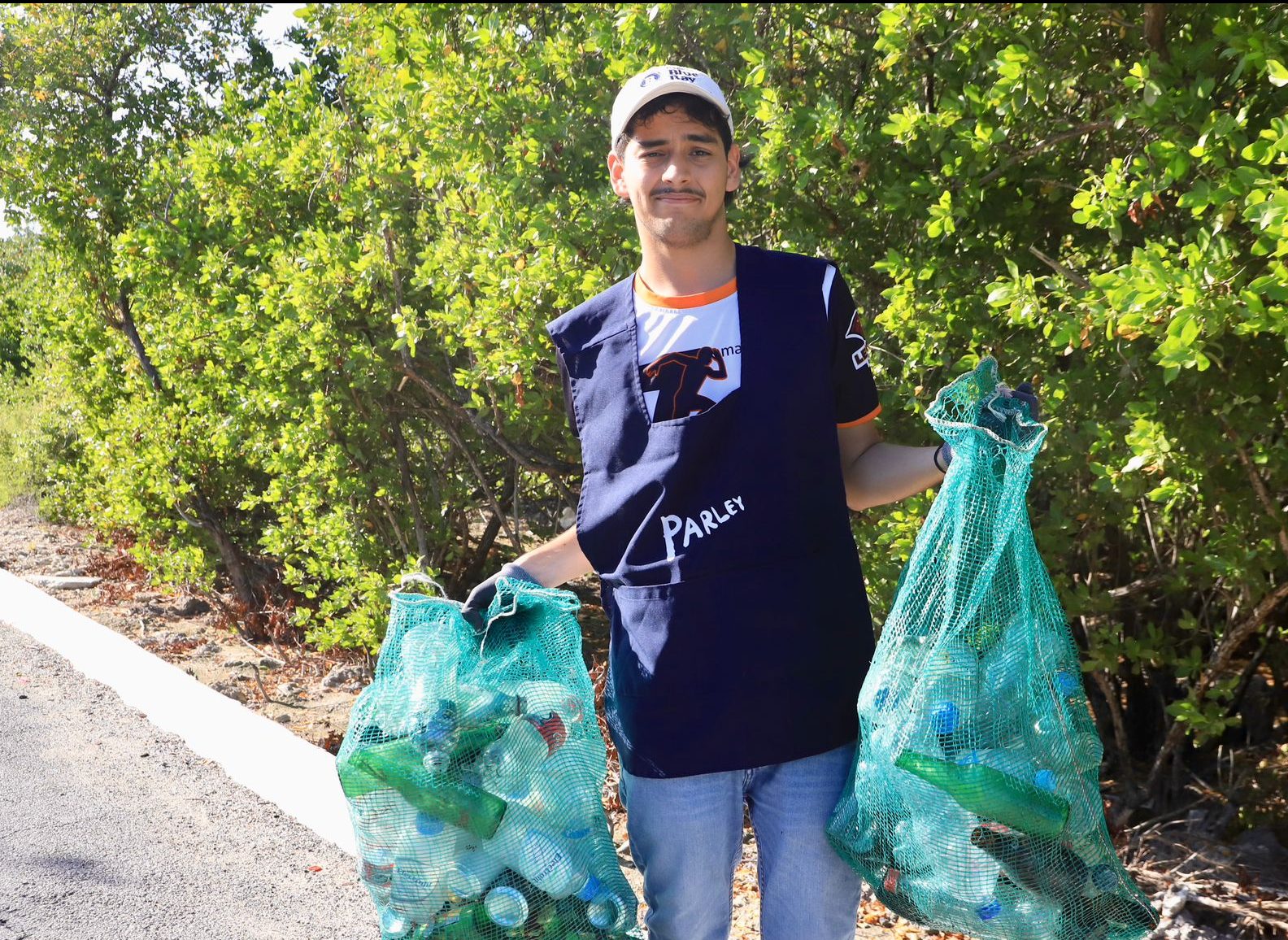 Fortalecen limpieza en el área costera de Isla Mujeres